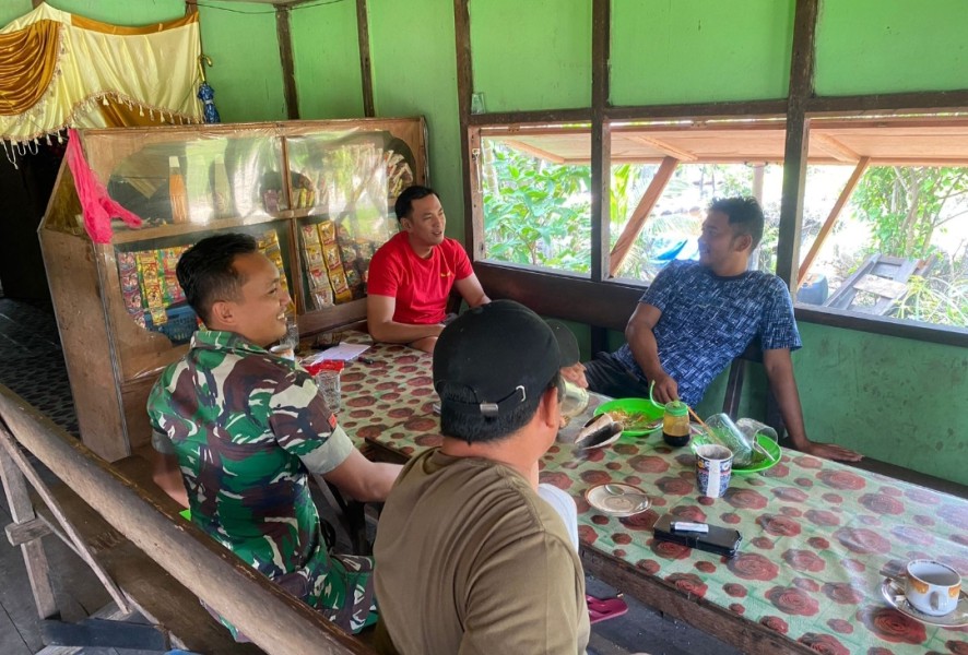 Babinsa 05/Gas Berinteraksi dengan Masyarakat melalui Komsos