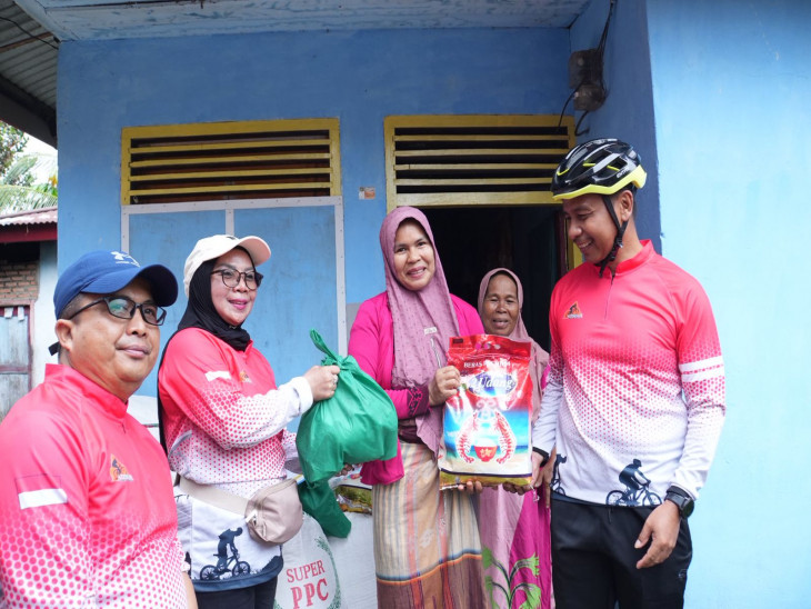 Bupati dan Wabup Kampar Salurkan Bantuan Kepada Masyarakat