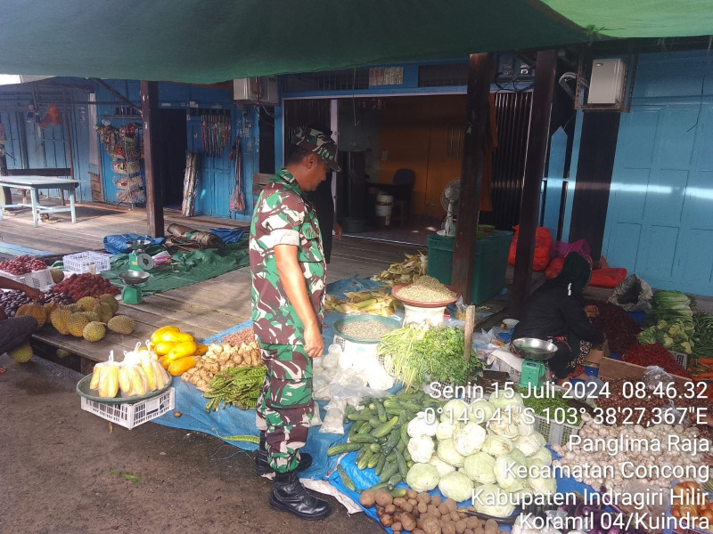 Wujudkan Kebersihan Pasar, Babinsa Koramil 04/Kuindra Pantau Para Pedagang Terkait Lingkungan dan Harga Sembako