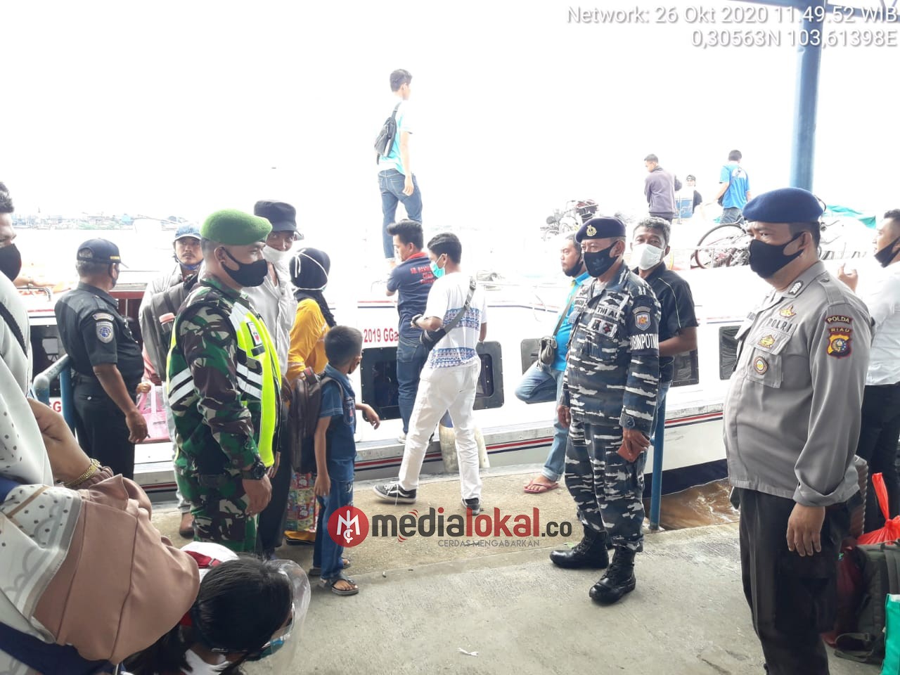 Protkes Warga Diperiksa di Pelabuhan HK, Koramil 06/Kateman Siagakan Personil