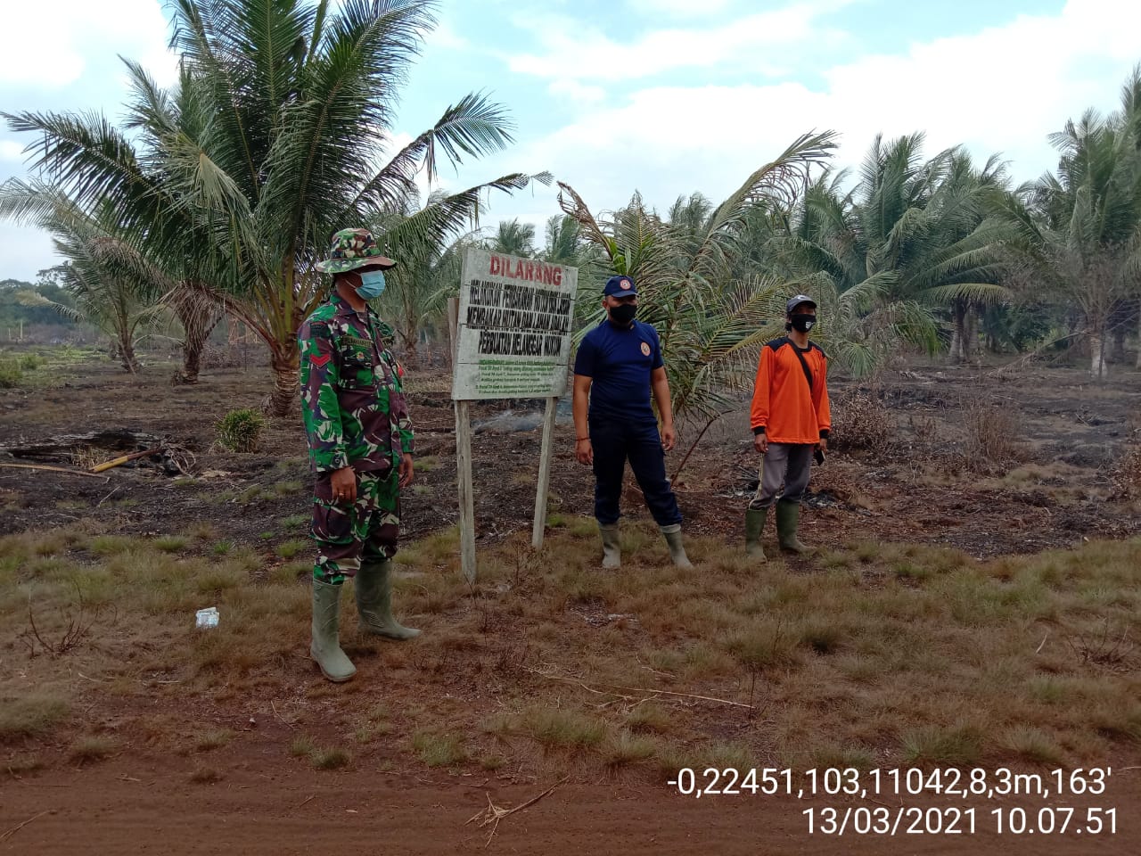 Koptu Ronald Manalu Laksanakan Patroli Karlahut Bersama Warga 