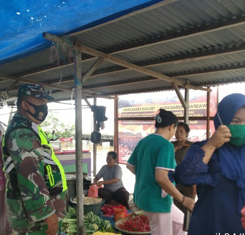 Koramil 04/Kuindra Aktif Lakukan Penegakan Prokes di Pasar Sapat