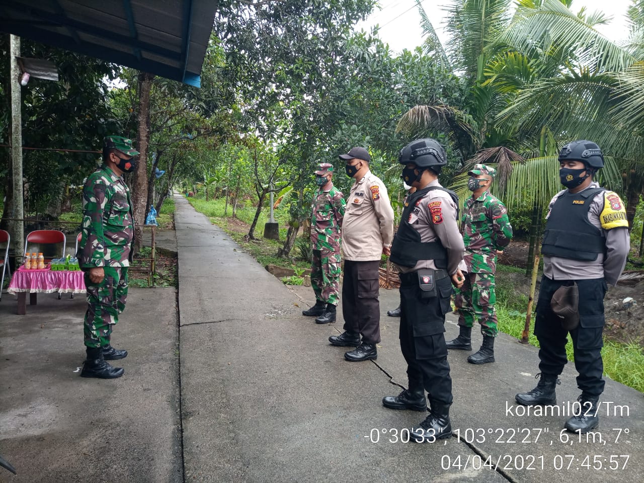 Babinsa 02/Tanah Merah Berikan Rasa Aman Beribadah Kepada Jamaat di Rumah Ibadah Persekutuan Oikumen