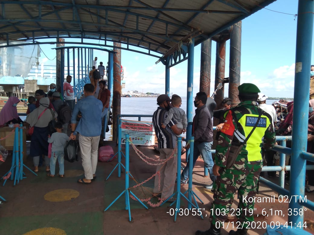 Kompak, Koramil 02/Tanah Merah dan Satgas Lakukan Penegakan Protkes di Pelabuhan