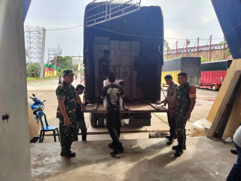 Menjelang Pemilu 2024, Danramil 09/Kmg Giat Dampingi Pendistribusian Logistik Menuju PPK Kecamatan Kemuning