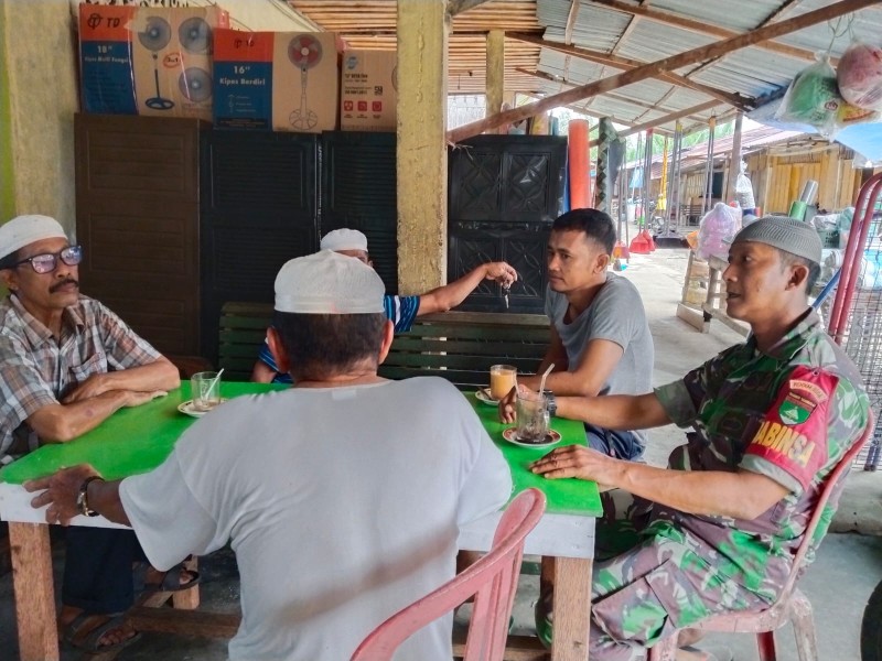 Komsos Babinsa Koramil 07/Reteh: Meningkatkan Hubungan dengan Masyarakat di Sanglar