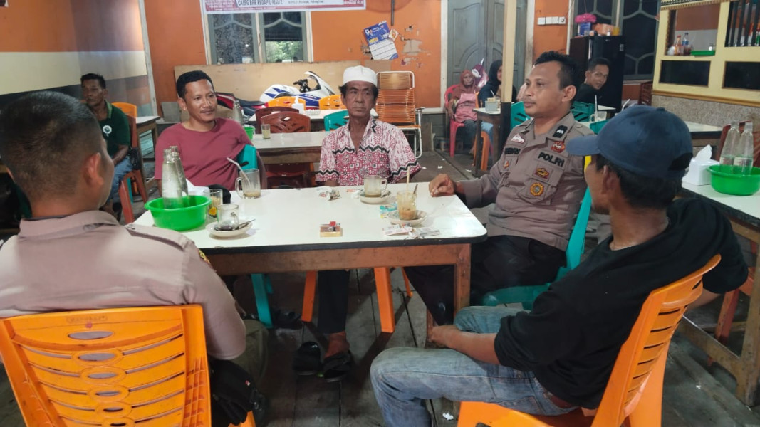 Bhabinkamtibmas Polsek Pelangiran Gandeng Tokoh Masyarakat Dalam Menangkal Berita Hoax