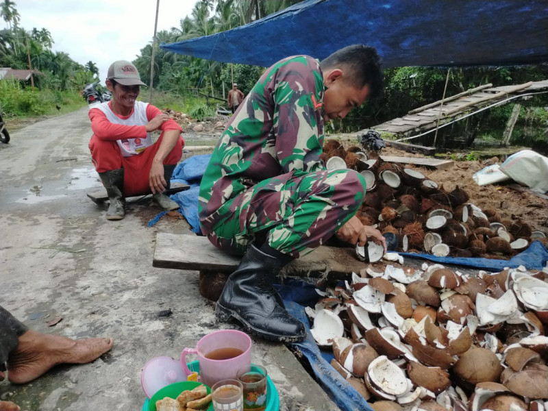 Dengan Komsos, Babinsa Kopda Irawan Tingkatkan Silaturahmi