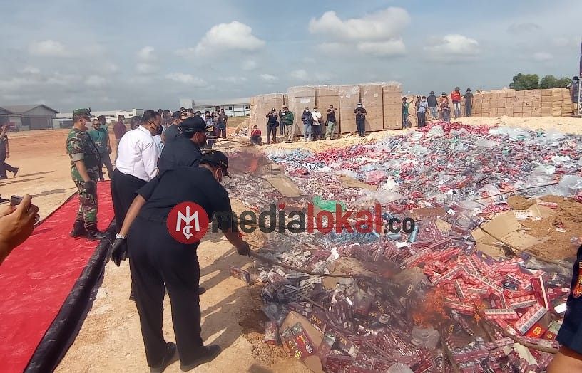 Bea Cukai Batam Musnahkan 66,78 Juta Batang Rokok Ilegal Senilai Rp67,92 Miliar