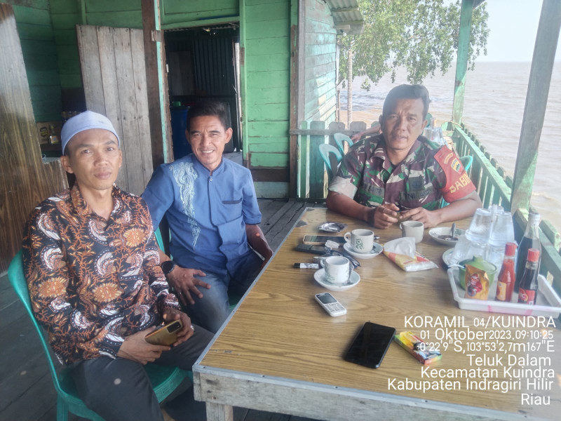 Babinsa Koramil 04/Kuindra Terus Tanamkan Sikap Toleransi dan Saling Tolong Menolong Bersama Masyarakat