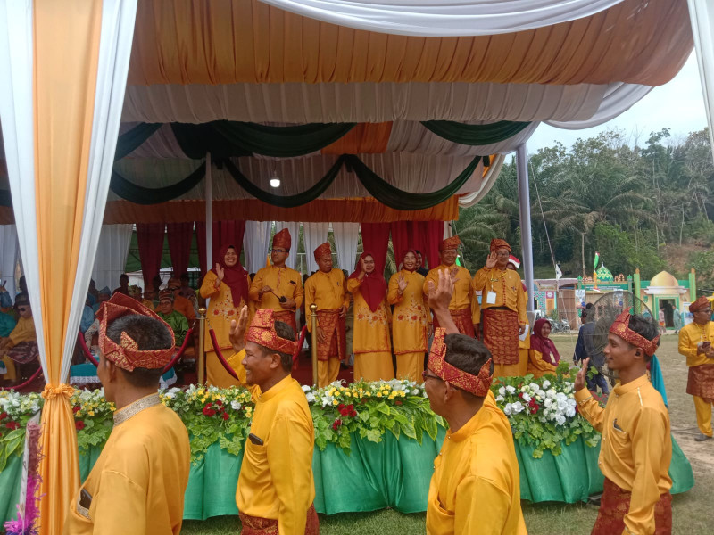 Danramil 09/Kemuning Hadiri Pawai Pembukaan MTQ Tingkat Kabupaten di Wilayah Kemuning
