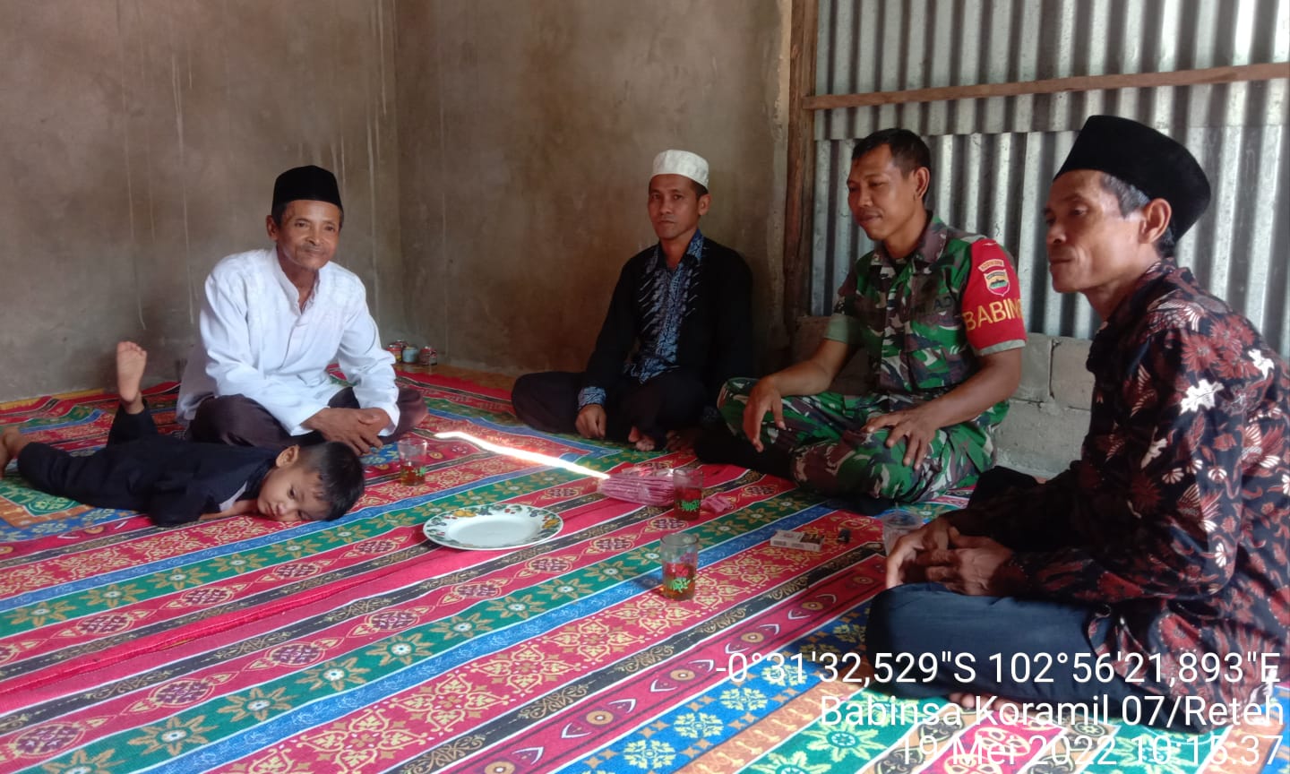 Sertu Yadi Yanto Melaksanakan Komsos Untuk Menjalin Hubungan Antar Babinsa dan Warga