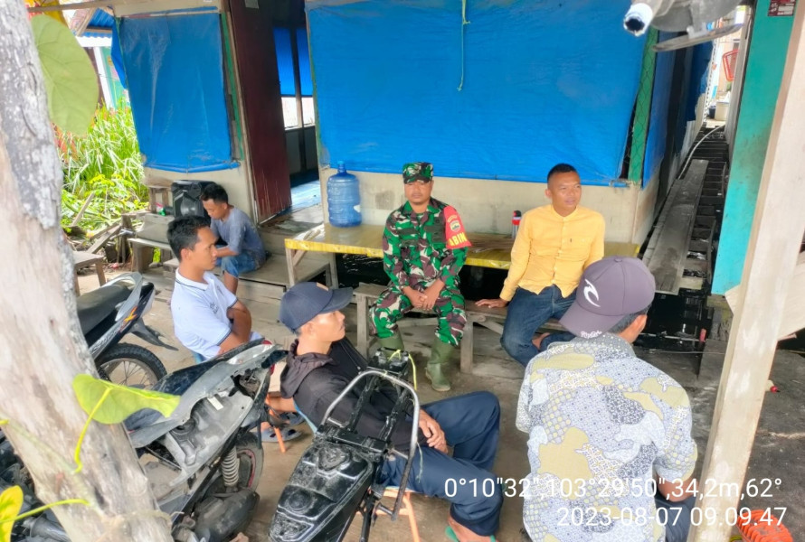 Kepedulian Babinsa Koramil 10/Pelangiran Kepada Masyarakat Untuk Saling Bahu-membahu