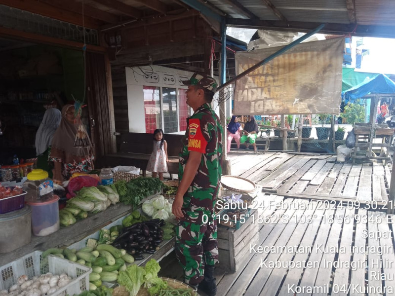 Terkait Kesehatan, Babinsa Koramil 04/Kuindra Ajak Para Pedagang Untuk Jaga Kebersihan dan Kebersamaan