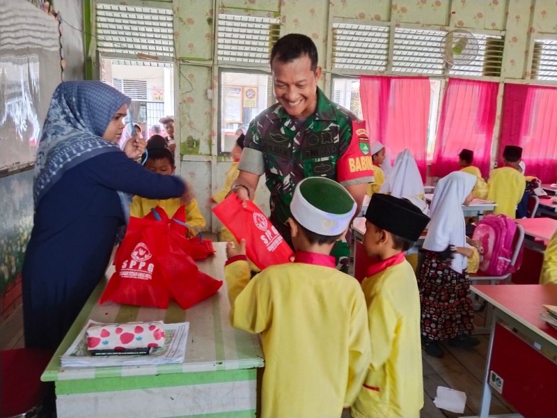 Babinsa Koramil 07/Reteh Bantu Distribusikan Menu Kering MBG Saat Ramadhan
