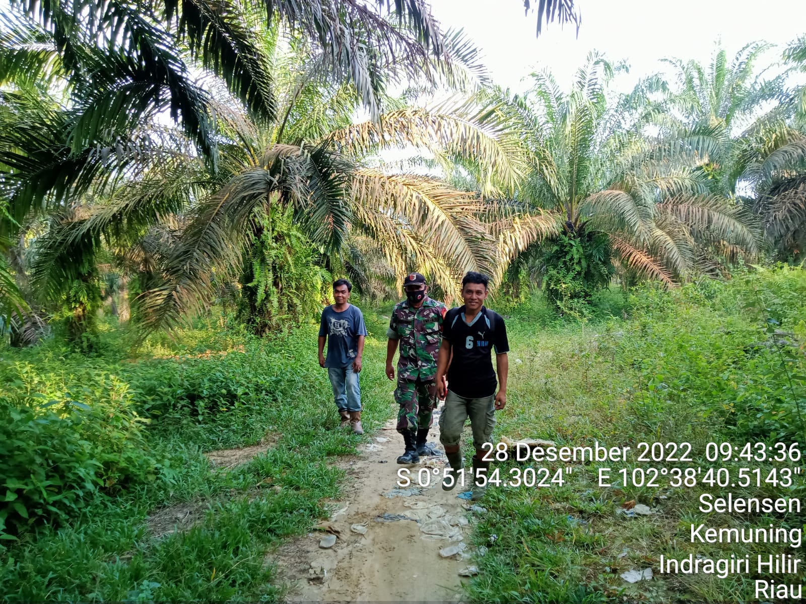Patroli Sekaligus Sosialisasi Karlahut Bersama Babinsa Koramil 09/Kemuning