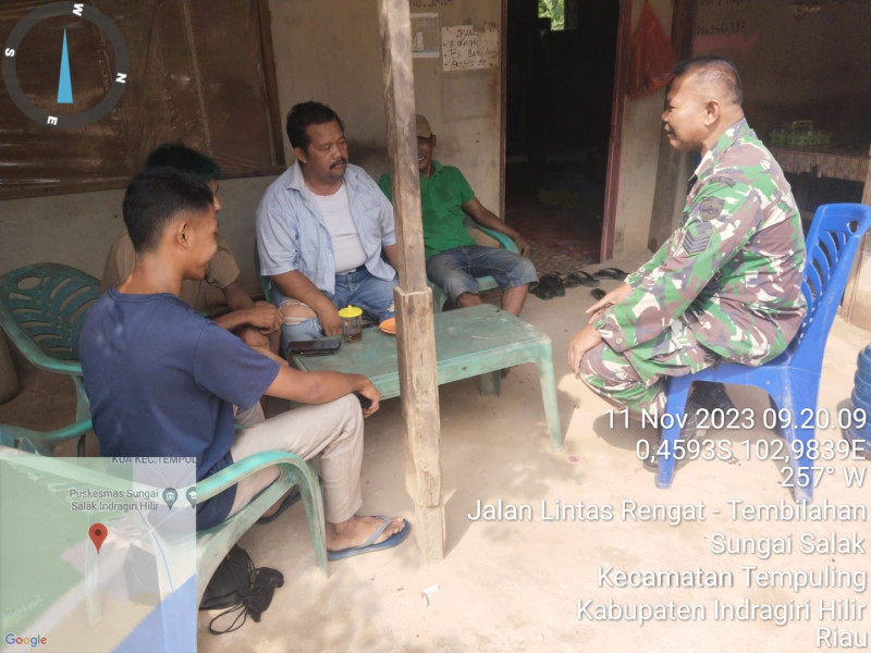 Pererat Hubungan TNI Dengan Masyarakat, Babinsa 03/Tpl Serma Syamsul Azman Komsos Bersama Tomas