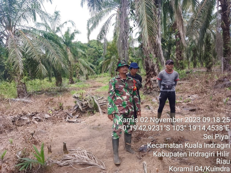 Peduli Antar Sesama, Babinsa Koramil 04/Kuindra Laksanakan Sosialisasi dan Patroli
