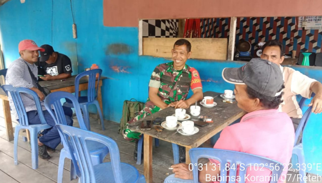 Babinsa Serka Yadi Yanto Melaksanakan Komsos dengan Masyarakat di Desa Pandan Sari