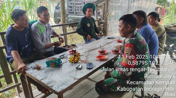 Babinsa Koramil 03/Tpl Ngopi Bareng Warga, Jalin Keakraban dan Dengar Aspirasi di Warung Kopi