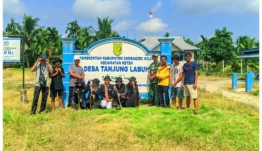 Babinsa Koramil 07/Reteh Laksanakan Pengawasan SDM bersama Warga Desa Tanjung Labuh