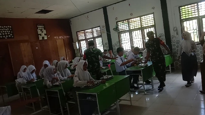 Babinsa Koramil 09/Kemuning Kembali Dampingi Tim SPPG dalam Pemberian Makan Bergizi Gratis