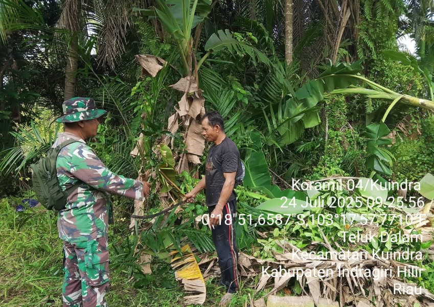 Babinsa Koramil 04/Kuindra Laksanakan Patroli Karhutla di Wilayah Parit 7 Desa Teluk Dalam
