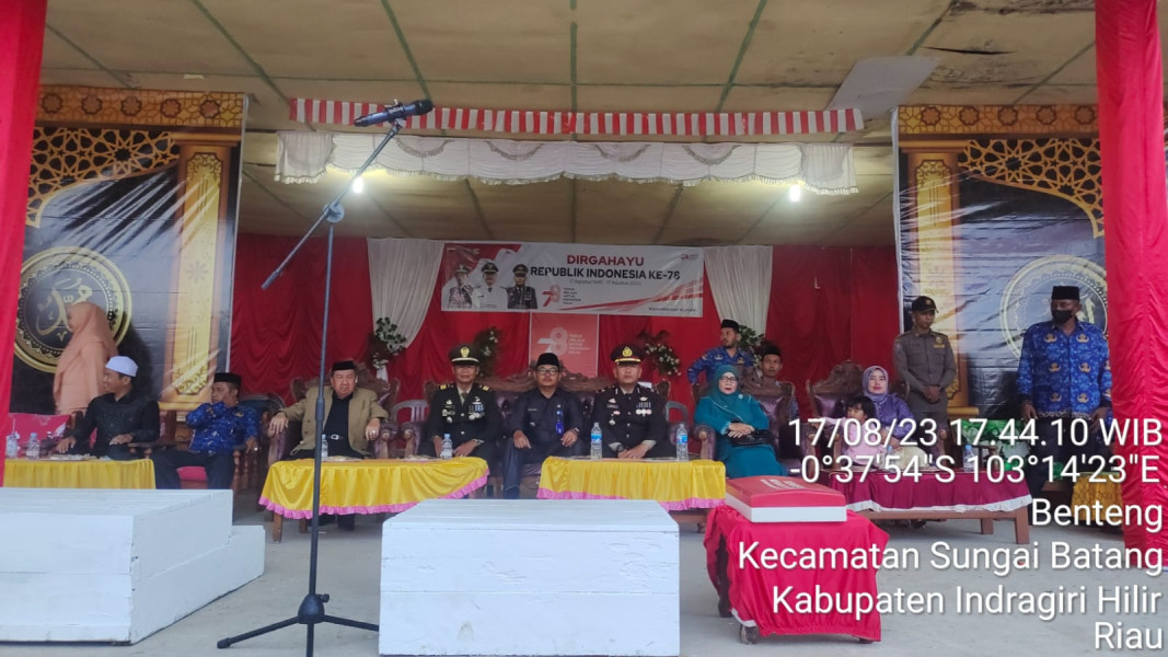 Dalam Rangka HUT RI Ke 78, Danramil 07/Reteh Mengikuti Upacara Penurunan Bendera Merah Putih