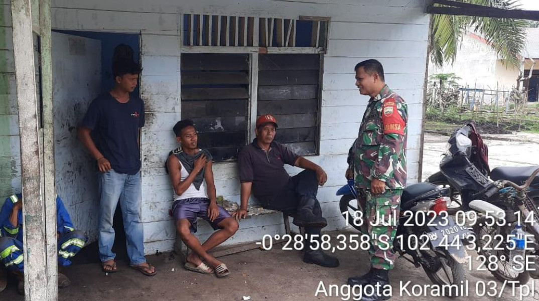 Babinsa 03/Tpl Komsos dan Silaturahmi Dengan Tokoh Pemuda Di Wilayah Binaan