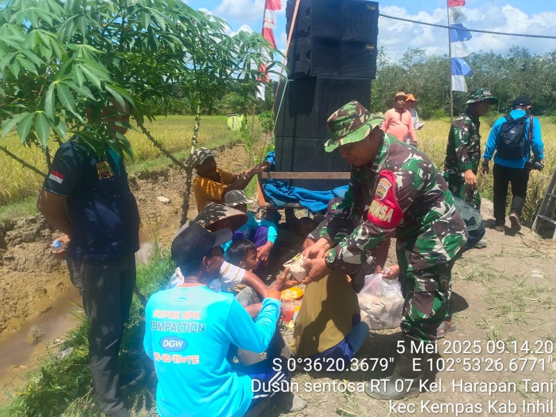 Babinsa Serka N Sipayung Jalin Silaturahmi dengan Petani di Desa Harapan Tani, Wujudkan Kamtibmas yang Harmonis