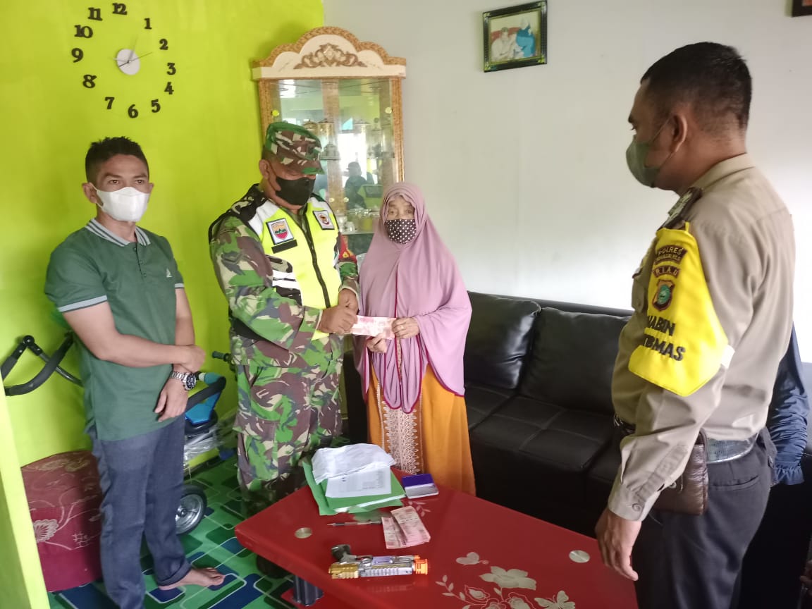 Babinsa Koramil 04/Kuindra Kembali Dampingi Penyaluran BLT di Desa Binaan