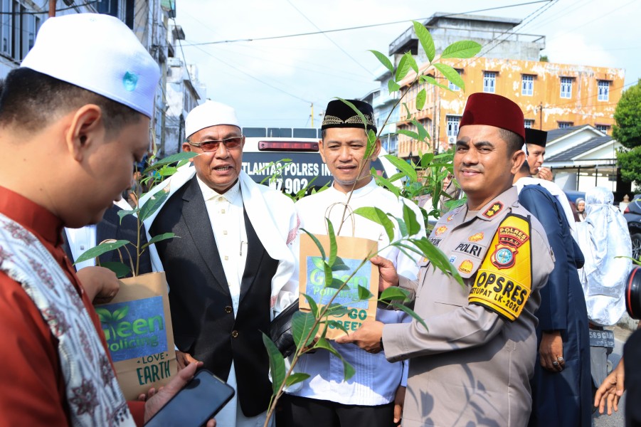 Semangat Idul Fitri dan Hari Hutan Sedunia, Polres Inhil Bagikan Bibit Pohon kepada Warga Tembilahan