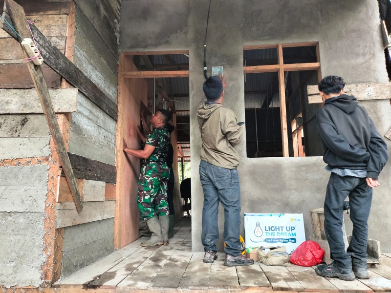 Melengkapi Renovasi RTLH TMMD Kodim 0314/Inhil, Satgas TMMD Dampingi Petugas PLN Pasang Meteran Listrik