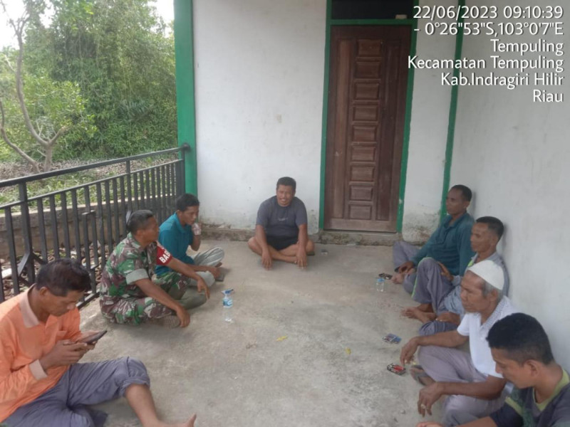 Babinsa Koramil 03/Tpl Saling Bertukar Pikiran Melalui Komsos Bersama Warga Kampung Pancasila