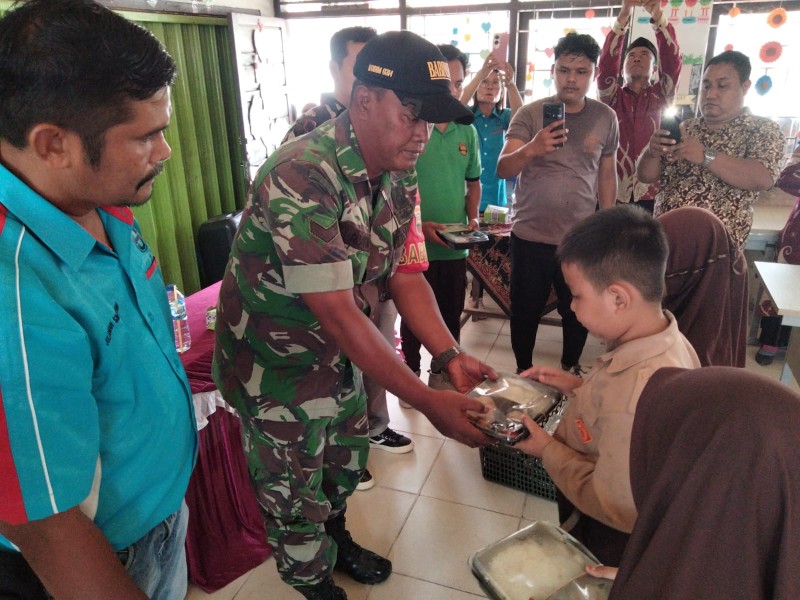 Koramil 09/Kemuning Turut Sukseskan Makan Bergizi Gratis yang di Taja oleh PT. Simas Sawit Alianta