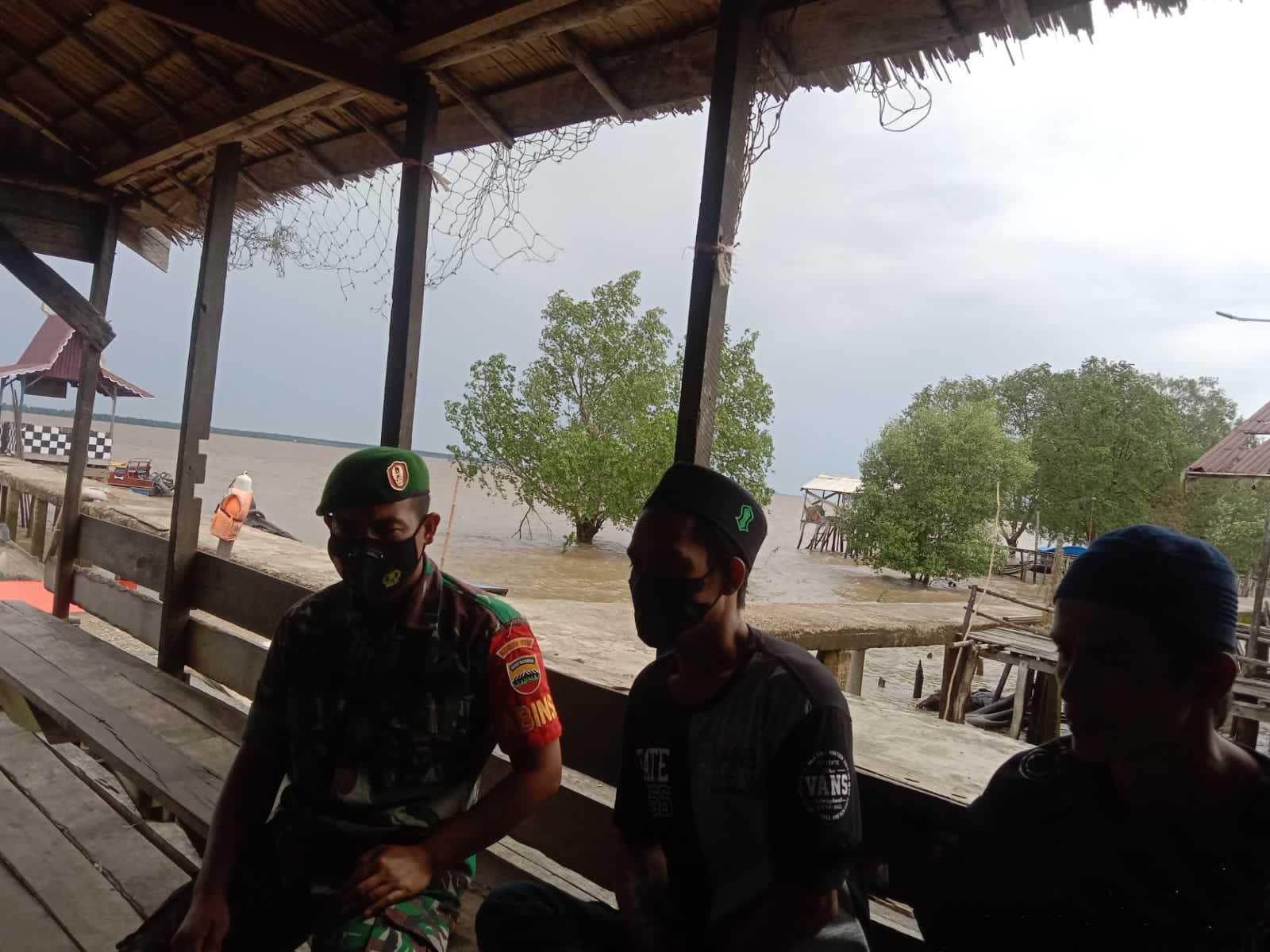 Saat Bulan Ramadhan, Babinsa 04/Kuindra Tingkatkan Komsos di Tanjung Melayu