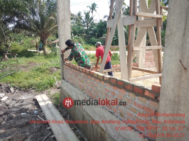 Danpos Koramil 09/Kemuning Giat Gotong Royong Pembangunan Mushalla di Desa Nusantara Jaya