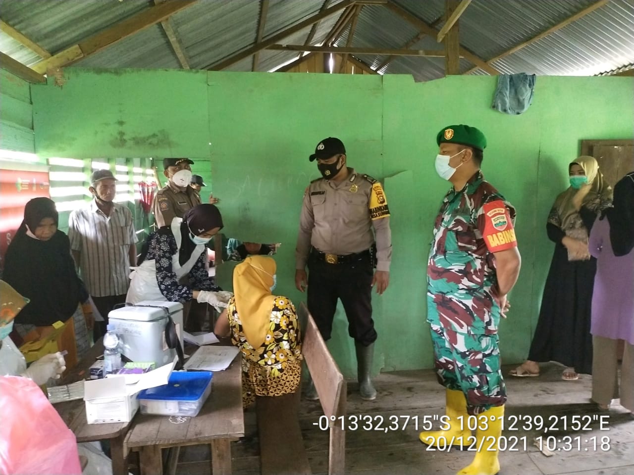 Babinsa Serda Pernando Sitompul Dampingi Vaksinasi Warga Binaannya