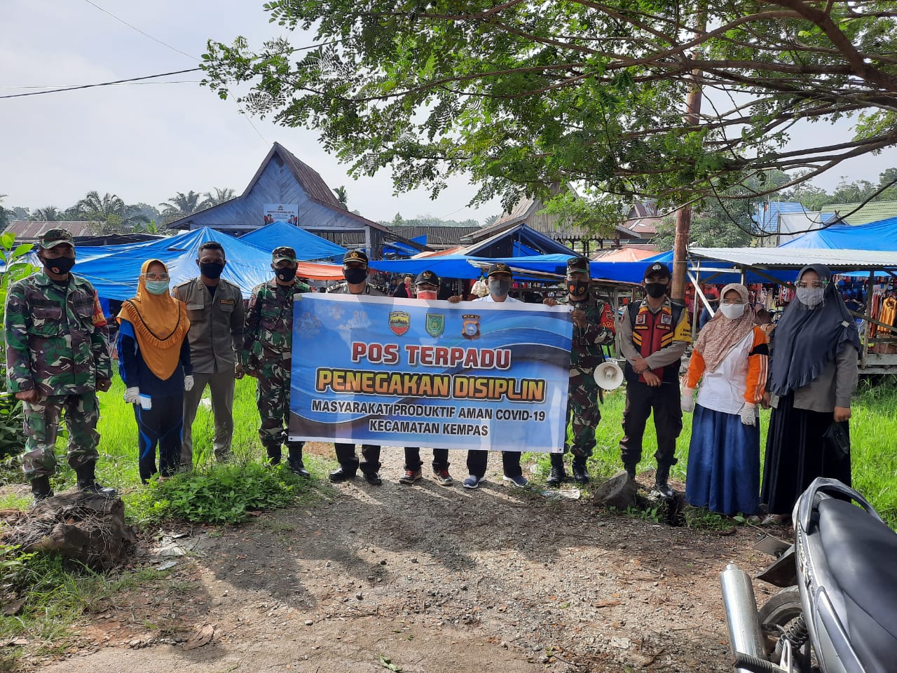 Sasar Pasar Tradisional, Koramil 03/Tempuling Kodim 0314/Inhil Satgas Lakukan Penegakan Prokes Covid