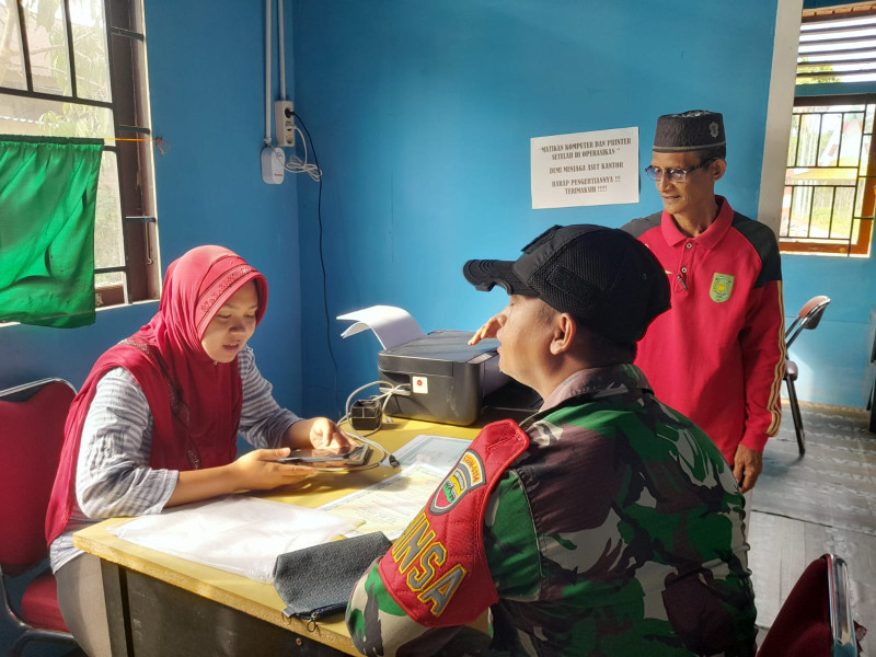 Babinsa Koramil 05/GAS Serda Ricky Laksanakan Giat Komsos Bersama Apdes di Binaan