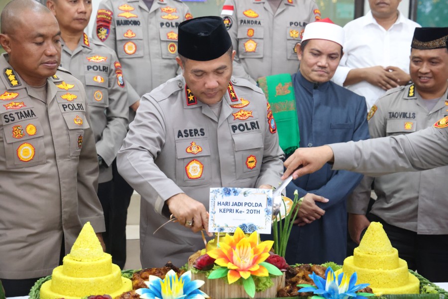 HUT Ke 20 Polda Kepri ; Irjen Pol.Asep Safrudin Kapolda Kepri Bagikan Baksos Kepada Porter Pelabuhan Dan Anak Panti Asuhan Serta Gelar Tasyakuran