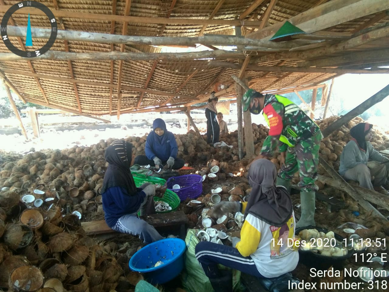Babinsa Kuala Keritang Komsos dengan Petani Kelapa