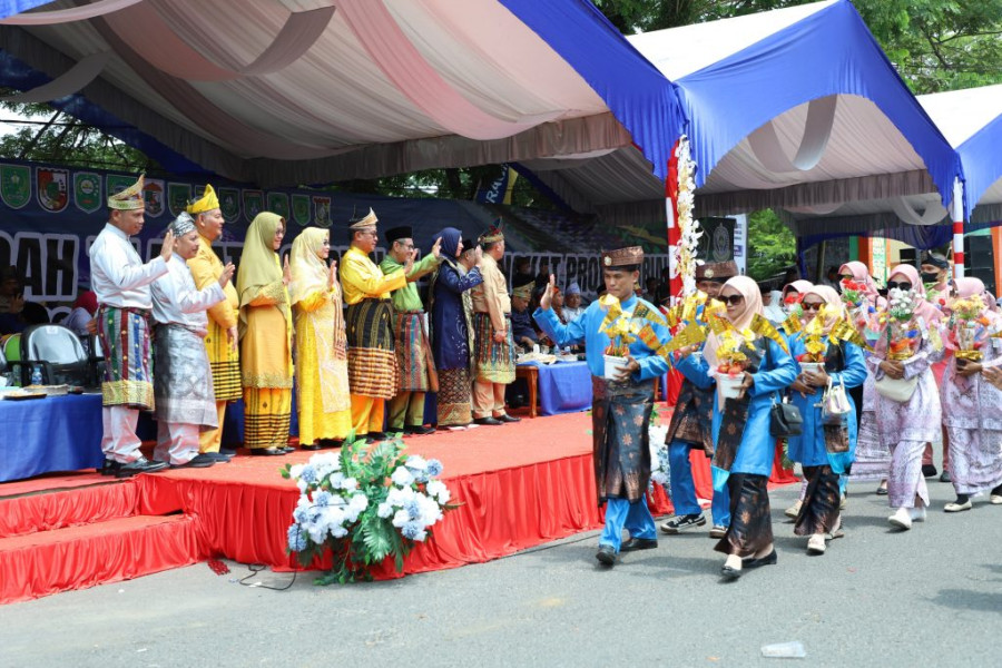 Bupati H. M Wardan Beserta Ibu Hj. Zulaikhah Hadiri Pelepasan Dan Pembukaan Bazar MTQ Ke- 41 Tingkat Provinsi Riau Di Inhu Tahun 2023