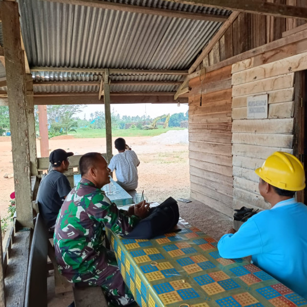 Babinsa 05/Gas Serda Rudi Hartono Giat Lakukan Komunikasi Sosial Bersama Karyawan PT