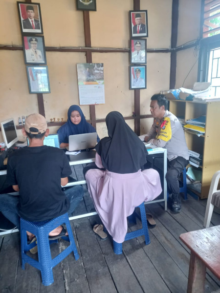 Bhabinkamtibmas Desa Pungkat Aipda Denny Hidayat Sambangi Kantor Desa Ajak Jaga Keamanan Desa