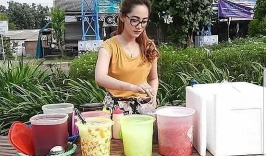 Penjual Es Buah Ini Cantiknya Kebangetan, Netizen: Itu Tetangga Saya