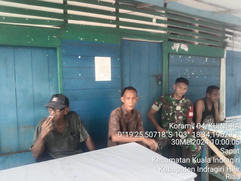 Guna Tingkatkan Keamanan, Babinsa Koramil 04/Kuindra Upayakan Untuk Kembali Aktifkan Ronda di Wilayah