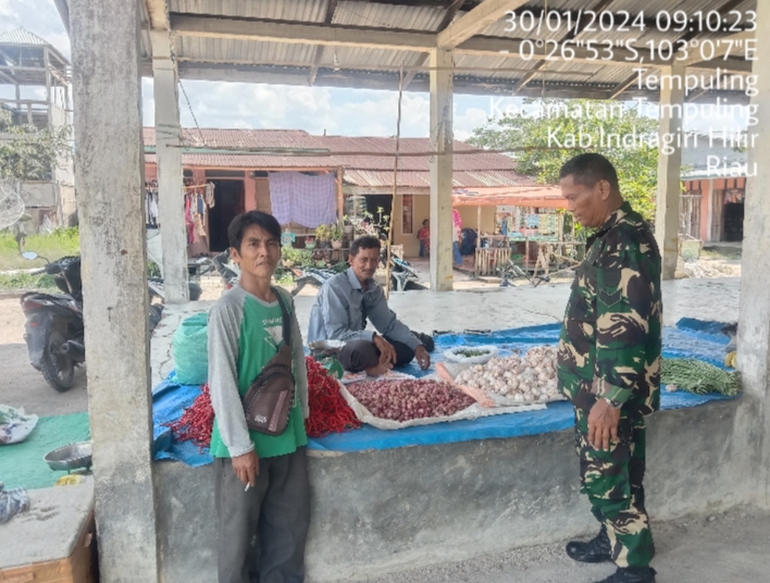 Babinsa Koramil 03/Tpl Serka Nuryadi Komsos Dengan Pedagang Pasar di Wilayah Binaan