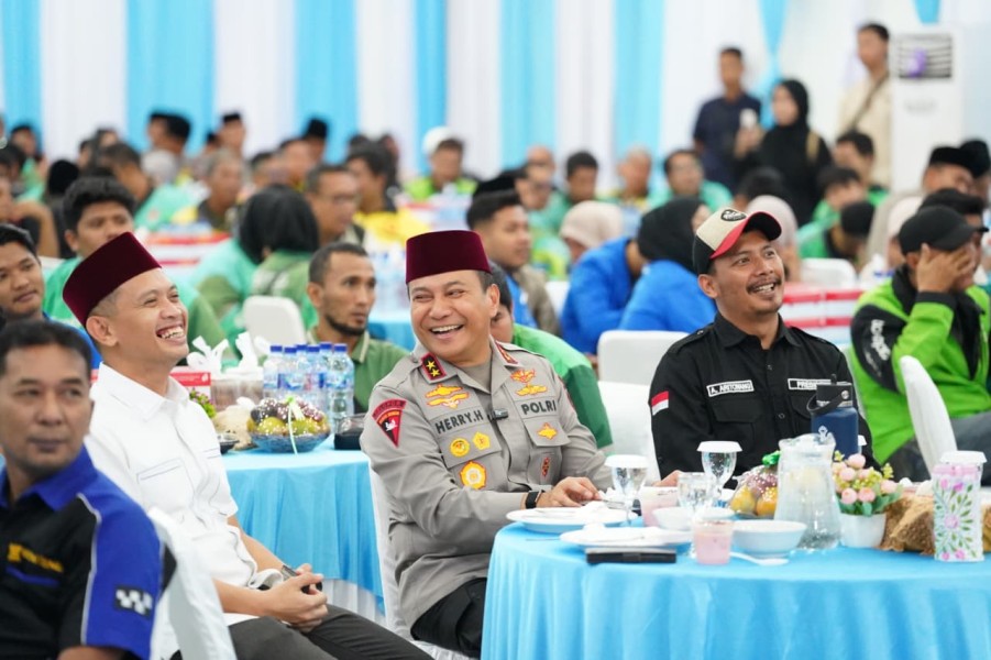 Perkuat Kamtibmas di Bulan Suci, Kapolda Riau Buka Bareng Ojol dan Mahasiswa