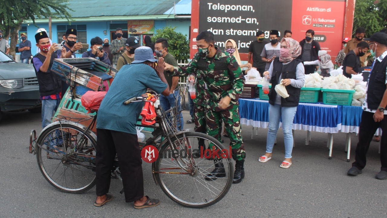Gandeng Madihin, Kodim 0314/Inhil bersama Yayasan Vioni Bersaudara Bagikan Takjil 